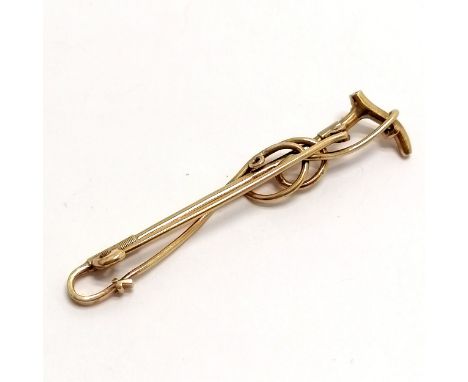 9ct hallmarked gold bar brooch in the form of a riding crop / whip with white metal detail - 6cm &amp; 4.7g total weight 