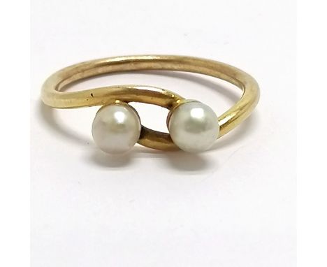 Unmarked gold (touch tests as 18ct) crossover pearl set ring - size M &amp; 2.2g total weight 