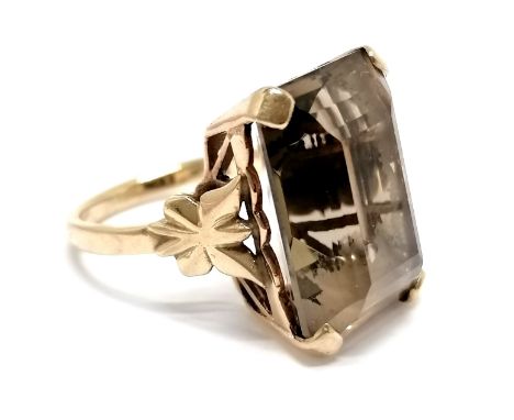 9ct marked gold smoky quartz ring - size M &amp; 7g total weight 