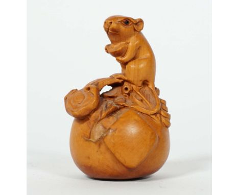 NETSUKE, Japan, Buchsbaum, geschnitzt,Maus auf Frucht, Perlchenaugen, im Boden Künstlersignatur, ca. 6 x 4,1 cm