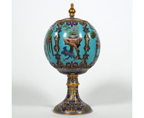 DECKELGEFÄß, China, Cloisonné,kürbisförmiger Korpus auf Trompetenstand, passiger Deckel m. Laternchenknauf, i. d. Wandung 6 S