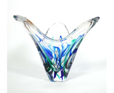 VASE, Manuf. Crystal Maastricht, farbloses Glas,dreieckig-gerundeter Stand entspr. ausgestellte Wandung mit 3 ausgestellten S