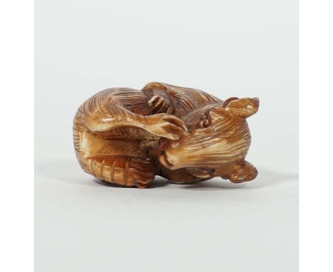 NETSUKE, Japan, Bein/ geschwärzt, geschnitzt,eingerollte Maus in Korb, im Boden Künstlersignatur, ca. 4 x 3,2cm