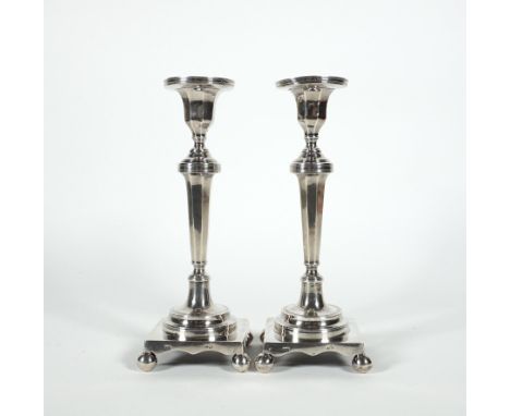 PAAR LEUCHTER, Mstr. I. A. R./ wohl Lissabon, 1886ff.,Klassizismus-Stil, quadr. Plinthe auf 4 Kugelfüßchen, getreppter Trompe