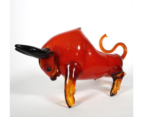 GROßE FIGUR, Murano, 1960/70er,kampfbereiter stehender Stier, farbloses rot unterfangenes Glas m. Goldpulvereinschmelzungen, 