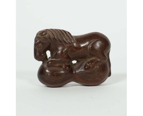 NETSUKE, Japan, wohl Teak, geschnitzt,Pferd auf Kürbis, im Boden Künstlersignatur, ca. 3,5 x 4,6 cm