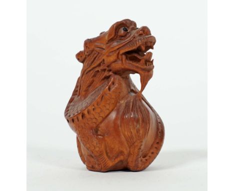 NETSUKE, Japan, Buchsbaum, geschnitzt,Drache mit Perle, Perlchenaugen, im Boden Künstlersignatur, H ca. 6 cm