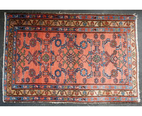 BRÜCKE, Lilian, alt,ca. 117 x 76 cm = 0,89 ²m, Fransen und Kanten abgelaufen, Kettfaden teilweise sichtbar