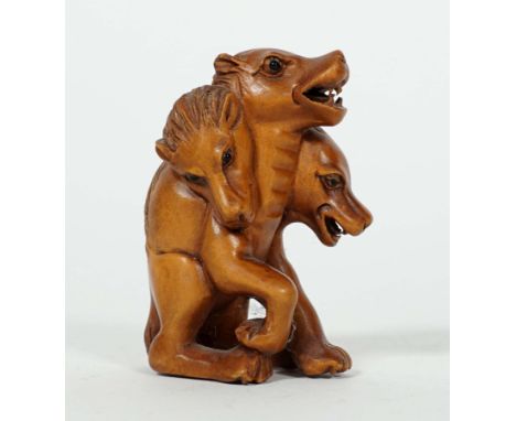 NETSUKE, Japan, Buchsbaum, geschnitzt,3-köpfiger Wolfsdämon, Perlchenaugen, H ca. 5,2 cm
