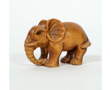 NETSUKE, Japan, Buchsbaum, geschnitzt,stehender Elefant, Perlchenaugen, im Boden Künstlersignatur, ca. 3,6 x 5,1 cm