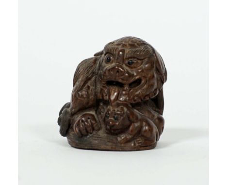 NETSUKE, Japan, Ebenholz, geschnitzt,Chi-Chis, Perlchenaugen, im Boden eingelassene Künstlersignatur, ca. 3,5 x 3,5 cm