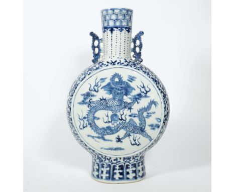 MONDFLASCHE/ VASE, China, Kangxi Nan Zhi, ca. 1900-20,Porzellan, Unterglasurblaumalerei, beidseitig im Spiegel Mingdrache mit
