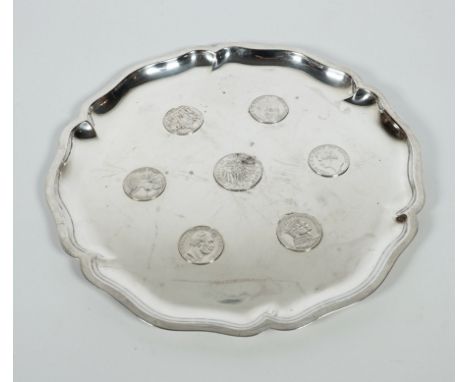 MÜNZTABLETT,Hersteller Wilkens/ Bremen, MZ, Beschau, 835er-Silber, Dm ca. 29 cm, besetzt mit 7 Münzen, je 900er-Silber: Frank