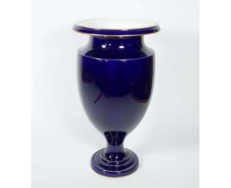 BODENVASE/ BALUSTERVASE, Porzellanmanufaktur Sèvres,1896, kobaltblauer Fond, Goldfädenkanten, schwarze Stempelmarken über Gla