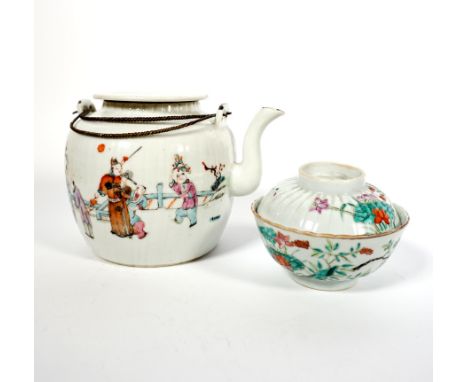 TEEKANNE, China, spätes 19.Jh.,Porzellan, polychrome Emaillemalerei, bombiert gerillter Korpus, dort umlaufend Genreszene, or