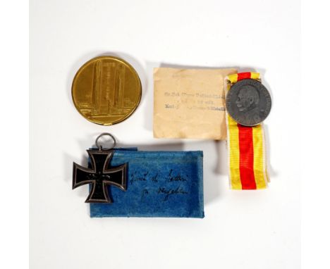 DEUTSCHES REICH, 1871-1918,Ordenskonvolut: Eisernes Kreuz 1914 1.Klasse; Baden Silberne Verdienstmedaille (stark berieben) mi