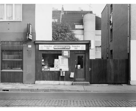 Tata Ronkholz (Krefeld 1940 – 1997 Hürth-Kendenich). Düsseldorf, Kölner Landstrasse 84, aus der Serie „Trinkhallen“, 1977–198