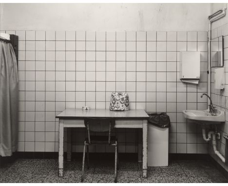 Wilhelm Schürmann (Dortmund 1946 – lebt in Aachen). „Kaffeewärmer, Aachen“. 1980Vintage oder früher Silbergelatine-Kontaktabz