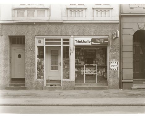 Tata Ronkholz (Krefeld 1940 – 1997 Hürth-Kendenich). Duisburg-Neuendorf, Sternbuschweg, aus der Serie „Trinkhallen“, 1977–198
