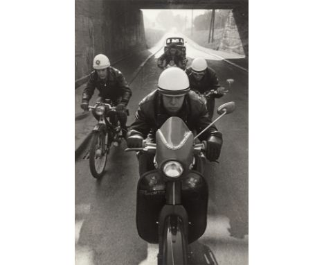 Will McBride (Saint Louis, Missouri 1931 – 2015 Berlin). „'Rocker', München“. 1961Vintage. Silbergelatineabzug. Agfa-Papier. 