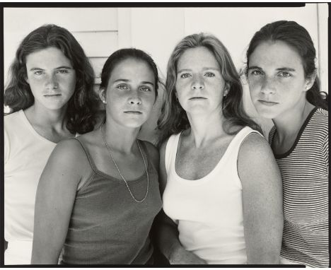 Nicholas Nixon (Detroit 1947 – lebt in Brookline, Massachusetts). „Heather Brown, Mimi Brown, Bebe Brown Nixon and Laurie Bro