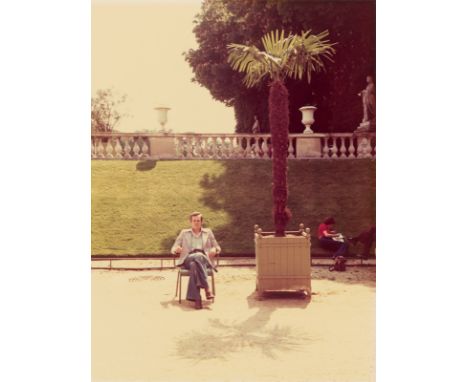 David Hockney (Bradford 1937 – lebt in Beuvron-en-Auge, Normandie). Jean in the Luxembourg Gardens, June. 1974C-Print, 1976. 