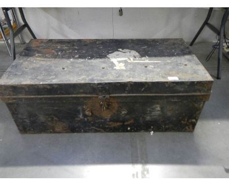 A vintage metal trunk.&nbsp;&nbsp;&nbsp;COLLECT ONLY.