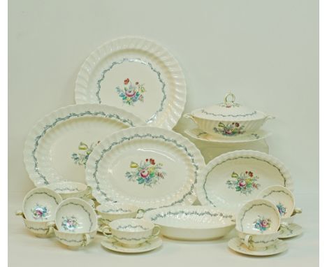 An English Royal Doulton porcelain soup service, "The Chelsea Rose" pattern H4801, Bone China. Comprising: 1 Tureen W27,5cm, 