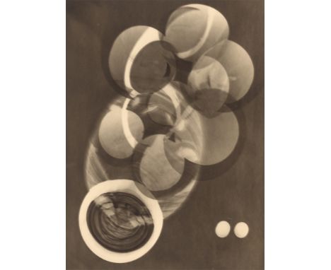 (See English version below)Otto Steinert (Saarbrücken 1915 – 1978 Essen). Ohne Titel (Photogramm mit Bällen und Kreisen). 194