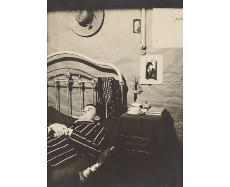 (See English version below)Werner Rohde (Bremen 1906 – 1990 Worpswede). Selbstporträt, City Hotel, Place Dauphine, Paris. 192