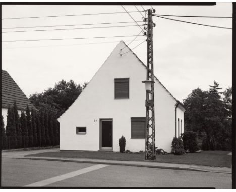 (See English version below)Wilhelm Schürmann (Dortmund 1946 – lebt in Aachen). „Einfamilienhaus, 30iger Jahre, Alsdorf-Zopp“.