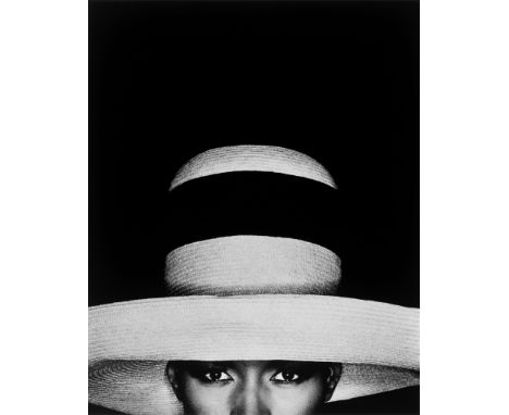 (See English version below)Greg Gorman (Kansas City 1949 – lebt in Los Angeles). „Grace Jones in Hat, Los Angeles“. 1991Späte