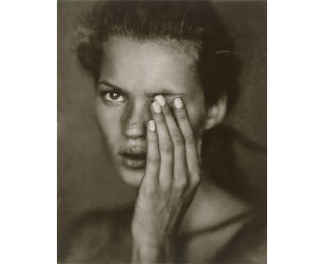 (See English version below)Paolo Roversi (Ravenna 1947 – lebt in Paris). Kate Moss for Harper's Bazaar, New York. 1994Archiva
