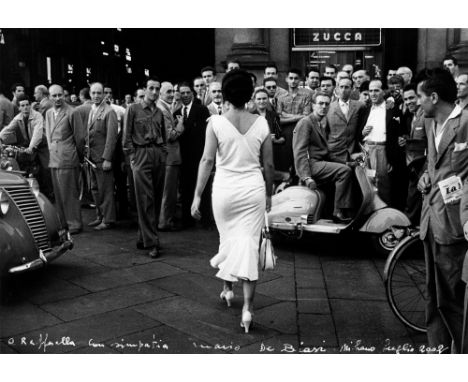 (See English version below)Mario De Biasi (Sois 1923 – 2013 Mailand). „Gli Italiani si voltano“, Milano. 1953Früher Silbergel