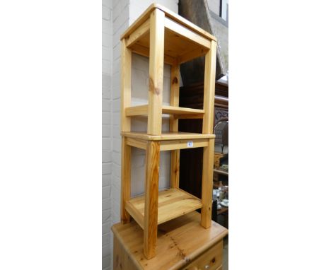 Two small lamp tables 