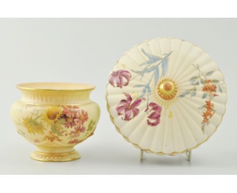Royal Worcester pedestal rose bowl of small size, 1890s floral decoration on a blush ground, pattern no. 1735, 10cm and a Roy