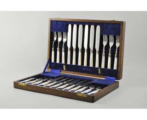 Twelve place dessert set, mother of pearl of handles with silver ferrules, walnut case, case length 35cm.