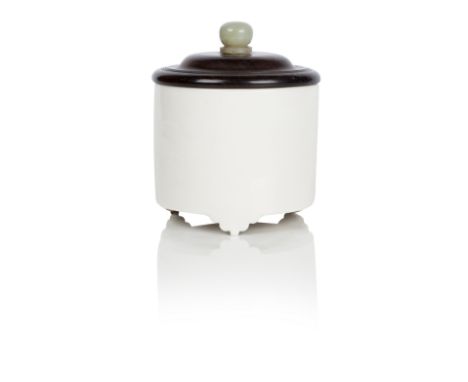 A dehua blanc de chine censerKangxiOf cylindrical form on three bracket feet, the later wooden cover with jade finial,9.5cm h