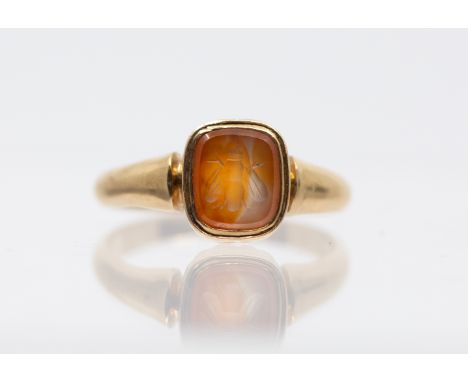 A carnelian intaglio gold seal ring, comprising a small cushion shaped carnelian with carved bee details, width approx 8mm, s