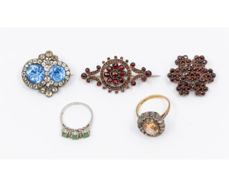 A collection of vintage jewellery to include a paste set silver and gold cluster ring, along with brooches to include two Vic