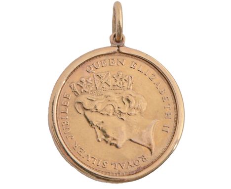 Gold coin. Unofficial commemorative sovereign Silver Jubilee 1977, 9ct, by Pobjoy Mint, in 9ct gold pendant, 23mm diam, Londo