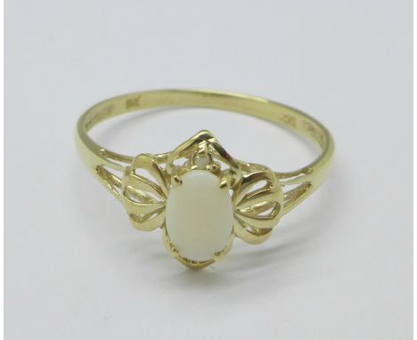 A 9ct gold and opal ring, 1.0g, O