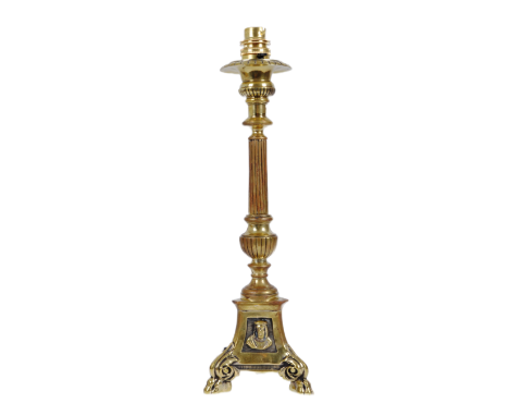 An early 20th Century Neo Classical polished brass table lamp light. Of brass construction, the lamp having a reed and urn co