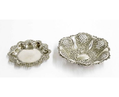 Small silver pierced bonbon dish, maker Walker & Hall, Sheffield 1905; together with a small silver tray, Birmingham 1902, la