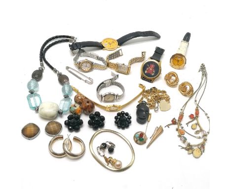 Qty of costume jewellery inc unmarked gold tiepin (0.5g), silver gilt posy holder, quartz wristwatches inc Seiko etc