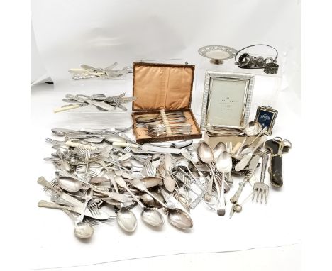 Qty of silver plated wares mostly loose cutlery inc kings pattern, fiddle (&amp; thread), 2 Villeroy &amp; Boch ladles, 2 sil