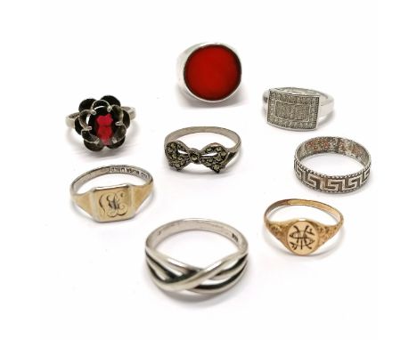 8 x silver rings inc cornelian, marcasite box, white stone set, signet etc - total weight (lot) 23g
