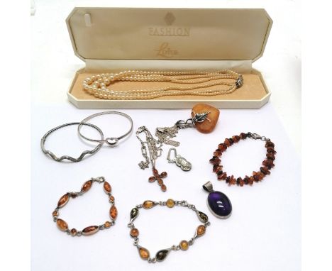 Qty of silver jewellery ~ large amber heart pendant (5cm drop) on silver marked 46cm chain, 3 amber bracelets, 2 bangles (1 h