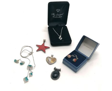 Qty of silver jewellery inc sapphire / white stone pendant on chain, heart pendant (with inscription) etc - total weight 40g 