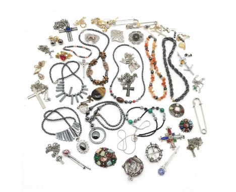 Qty of Scottish jewellery (inc silver amethyst brooch 6cm), religious jewellery (inc Tennesmed pewter cross on chain), hemati